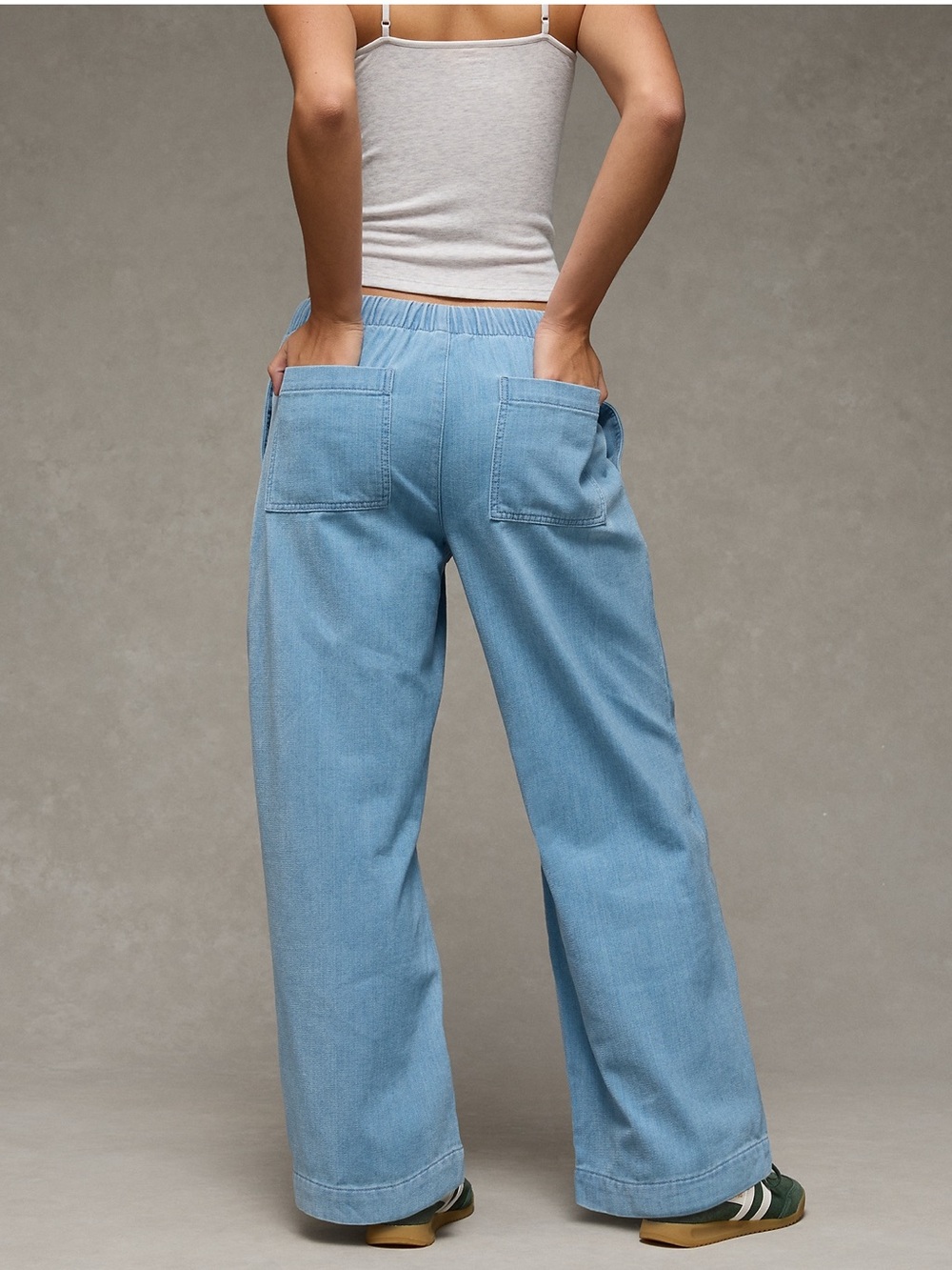 American Eagle Cozy Dreamy Drape Low-Rise Ultra Wide Leg Jean - Picture 2 of 3